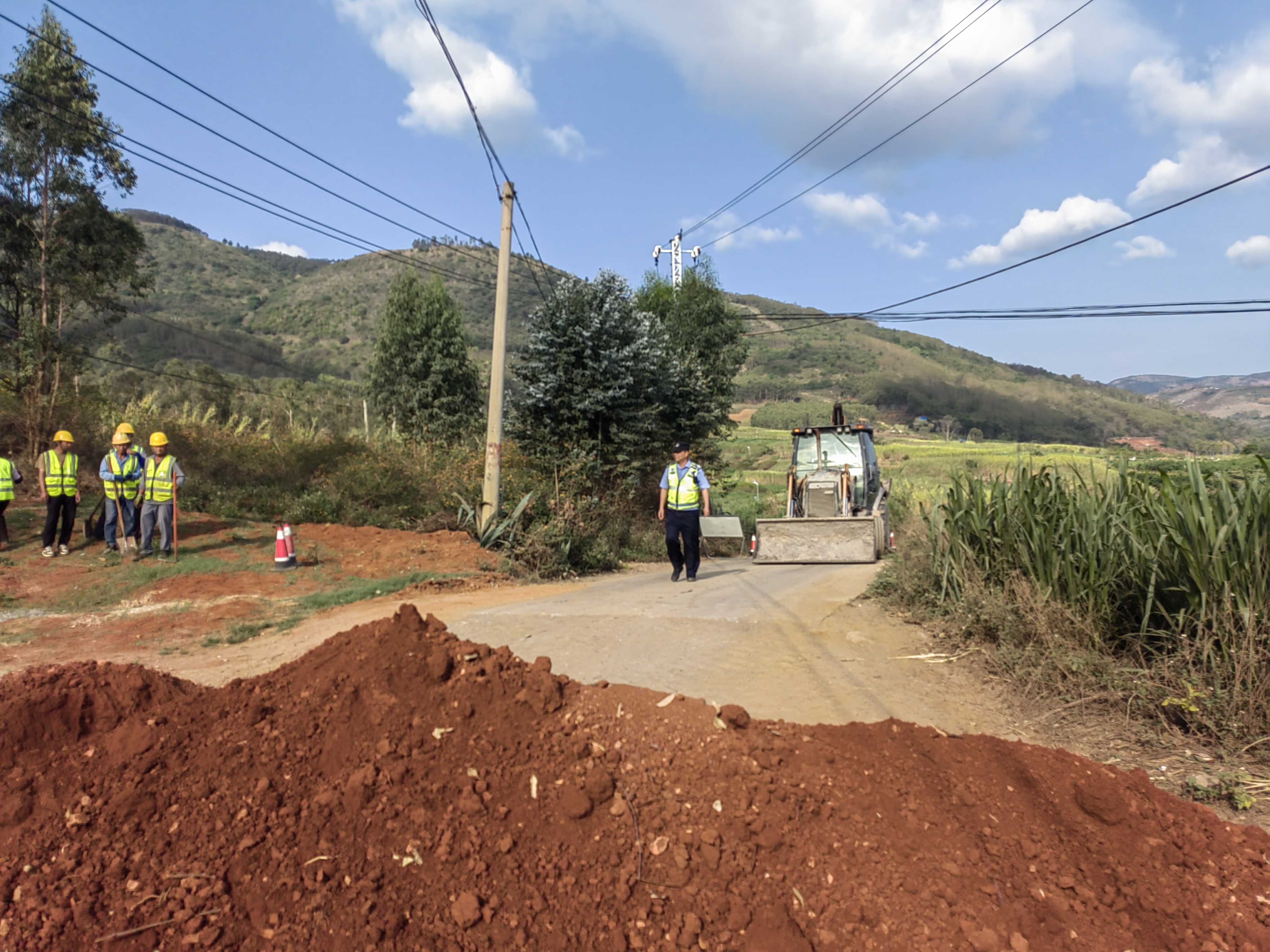 協(xié)助交通部門打通災區(qū)道路.jpg